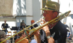 Die Lankwitz Horns als Marching Band im Kirchgarten Oberlenningen. Foto: Glaubke